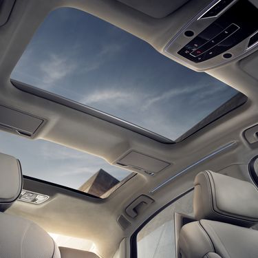 Panorama glass roof in the Audi A8 L TFSI e