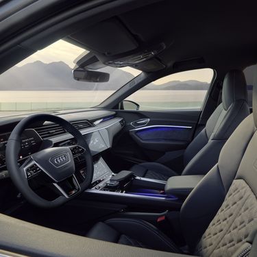 Side cockpit view Audi Q8 Sportback e-tron