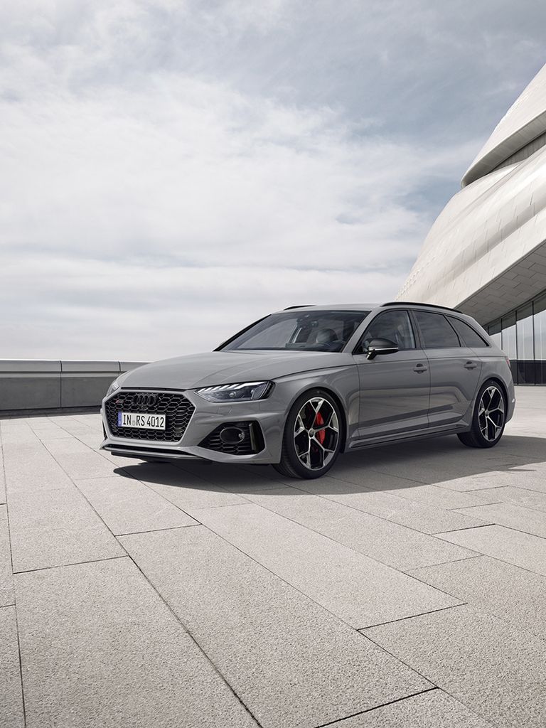 Side front view of the RS4 Avant
